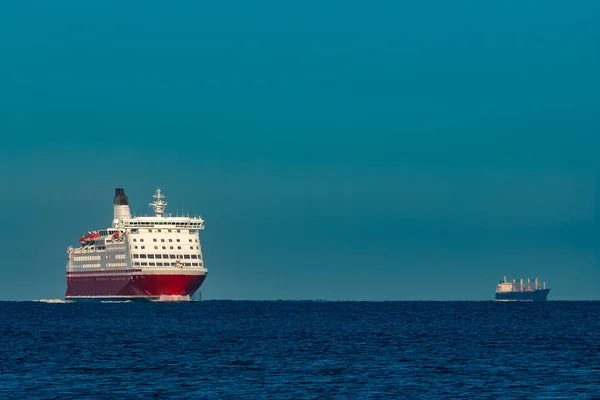 Kırmızı cruise liner — Stok fotoğraf