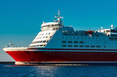 Kırmızı cruise liner