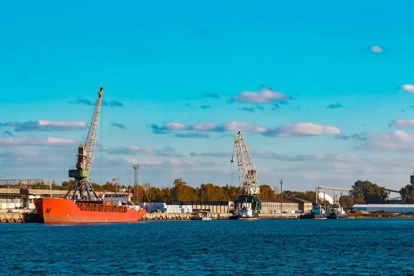 Red bulk carrier — Stock Photo, Image