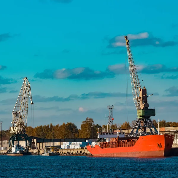 Red bulk carrier — Stock Photo, Image