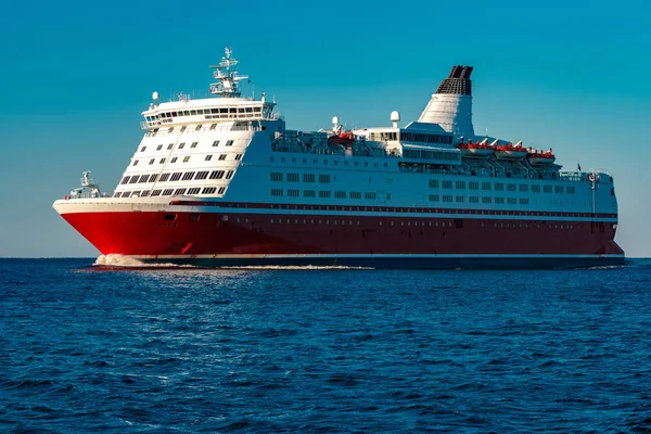 Red cruise liner — Stock Photo, Image