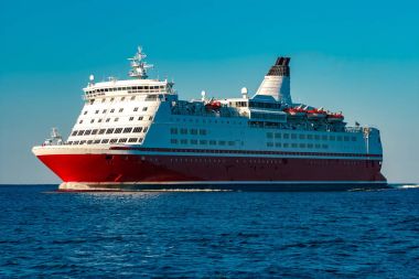Kırmızı cruise liner