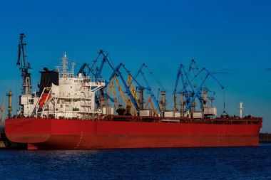 Kırmızı kargo gemisi