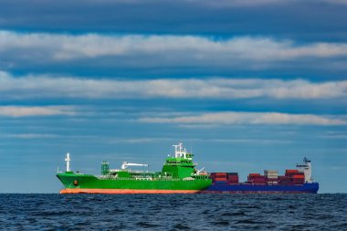 Kargo gemileri demirleyen