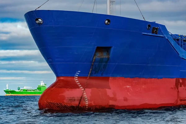 Синій Вантажне судно — стокове фото