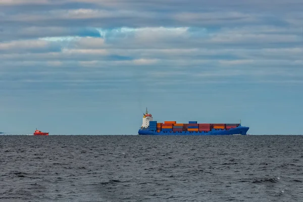 Blaues Containerschiff — Stockfoto