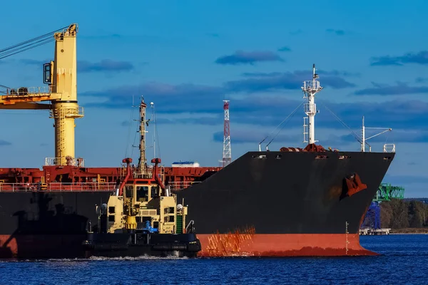 Schwarzes Frachtschiff — Stockfoto