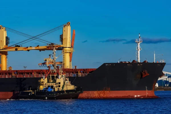 Schwarzes Frachtschiff — Stockfoto