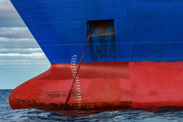 Niebieski statek towarowy — Zdjęcie stockowe