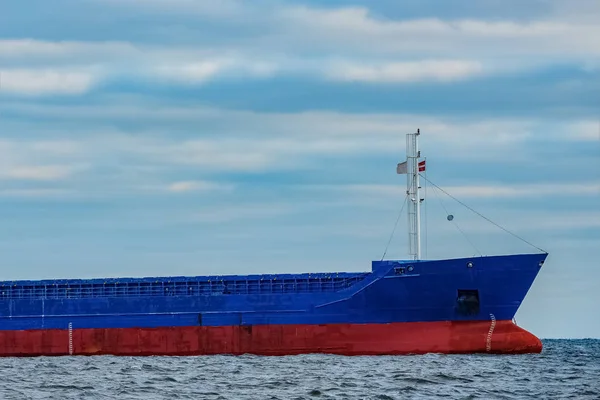 Blauw vrachtschip — Stockfoto