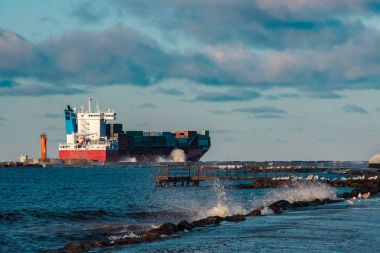 Kırmızı konteyner gemisi