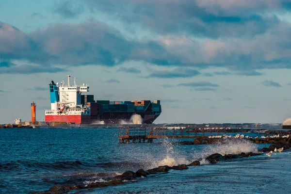 Kırmızı konteyner gemisi