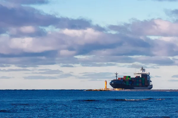 Gri konteyner gemisi