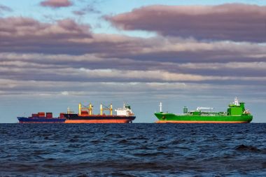 Kargo gemileri demirleyen