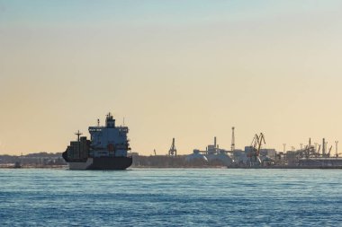 Gri konteyner gemisi