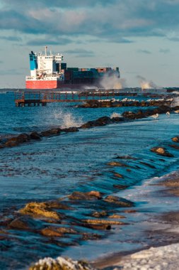 Kırmızı konteyner gemisi