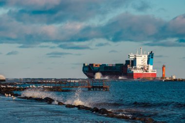 Kırmızı konteyner gemisi