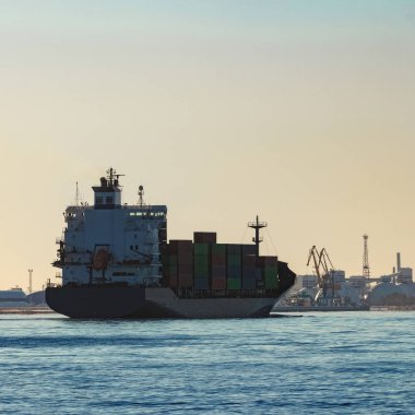 Gri konteyner gemisi