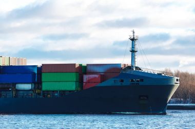 Gri konteyner gemisi