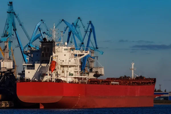 Röd lastfartyg — Stockfoto