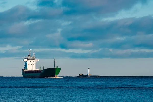 Yeşil kargo gemisi — Stok fotoğraf
