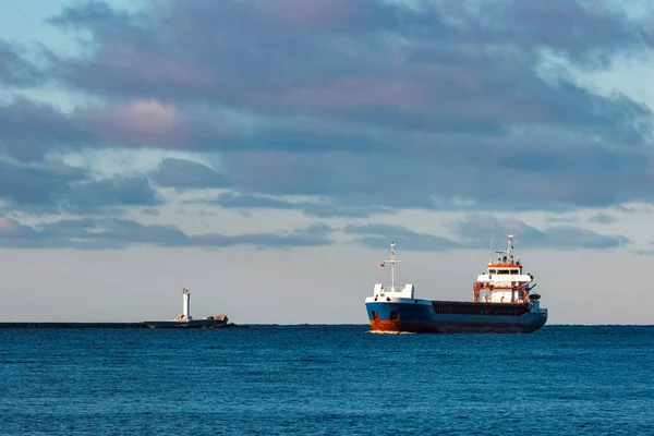 Blaues Frachtschiff — Stockfoto