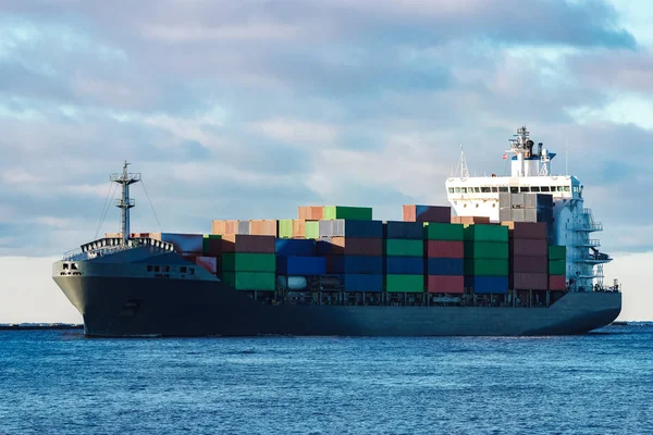 Gri konteyner gemisi