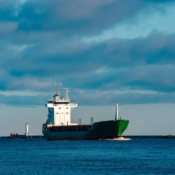 Navio de carga verde — Fotografia de Stock