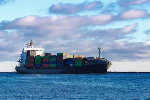 Kapal kontainer abu-abu — Stok Foto