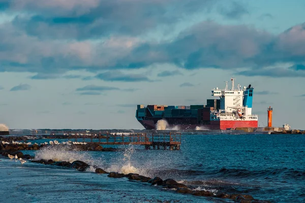 Kırmızı konteyner gemisi