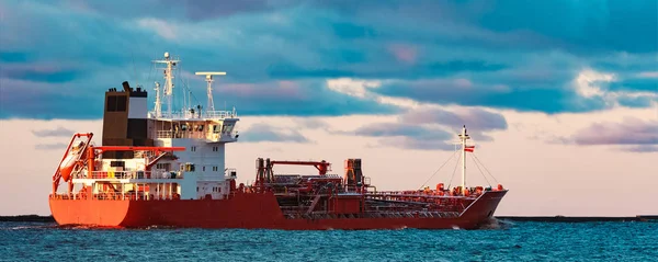 Piros olajszállító tartályhajó — Stock Fotó