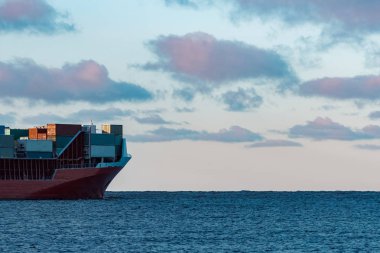 Kırmızı konteyner gemisi