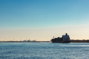 Gri konteyner gemisi