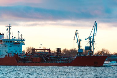 Kırmızı petrol tankeri