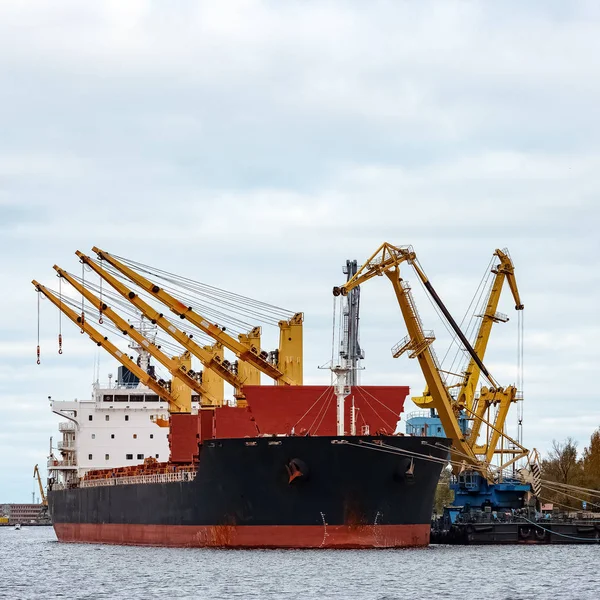 Schwarzes Frachtschiff — Stockfoto