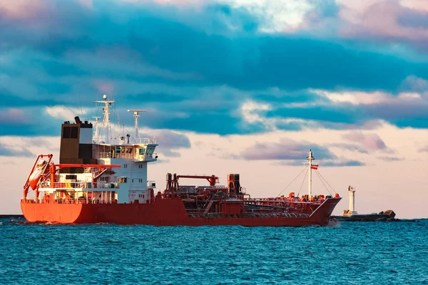 Kırmızı petrol tankeri