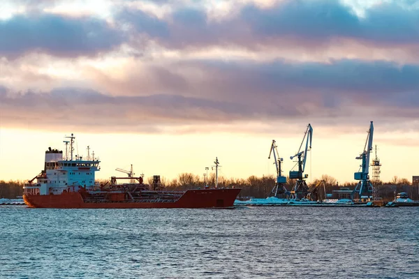 Kırmızı petrol tankeri