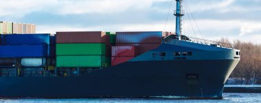 Gri konteyner gemisi