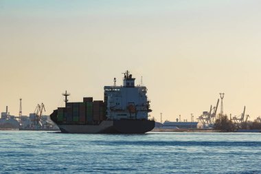 Gri konteyner gemisi