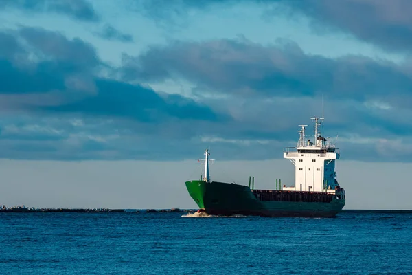 Statek towarowy zielony — Zdjęcie stockowe