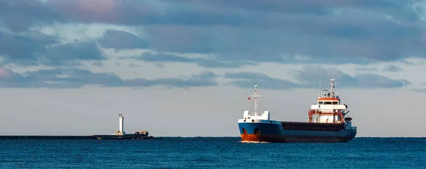 Blå lastfartyg — Stockfoto