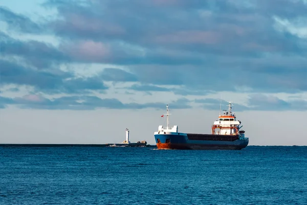 Mavi kargo gemisi — Stok fotoğraf