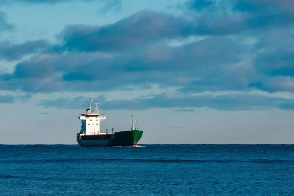 Navio de carga verde — Fotografia de Stock