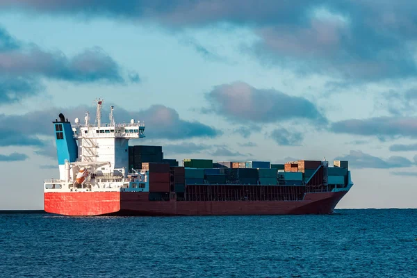 Kırmızı konteyner gemisi