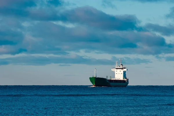 Зеленый грузовой корабль — стоковое фото