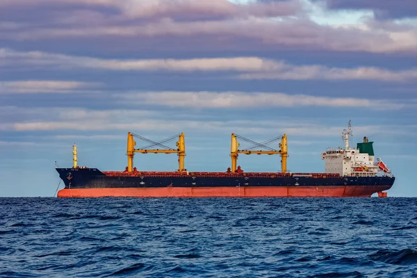 Navio de carga preto — Fotografia de Stock