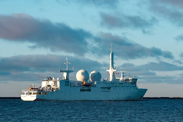 Белый военный корабль — стоковое фото