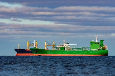 Kargo gemileri demirleyen