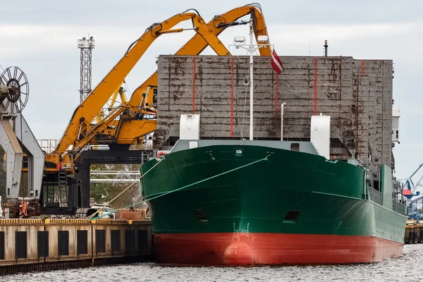 Green cargo ship — Stock Photo, Image