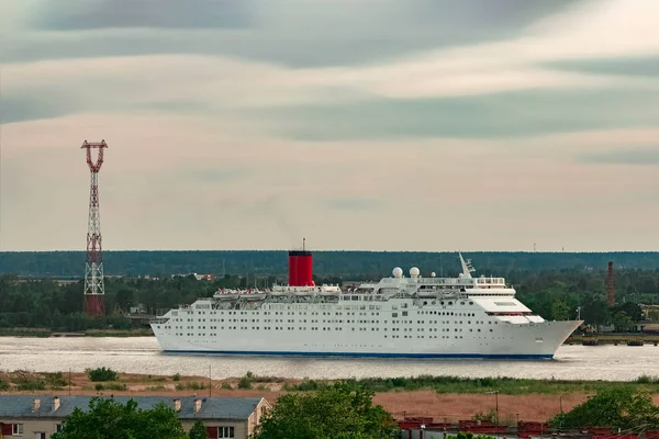 Weißes Kreuzfahrtschiff — Stockfoto